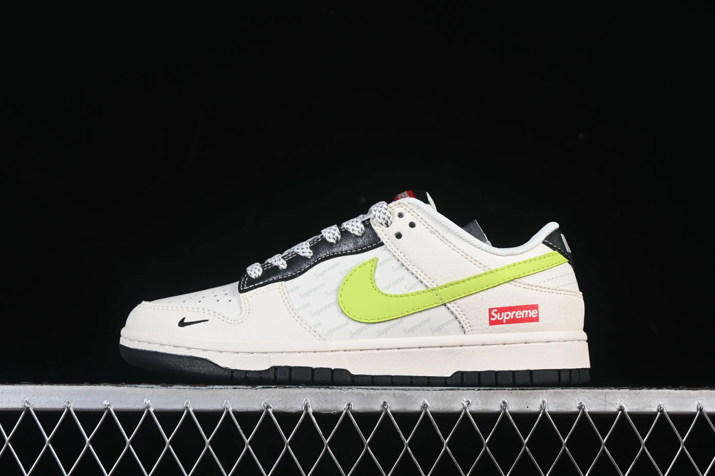 All categories Nk SB Dunk Series Nk SB Dunk Low High-end customized low-top sneakers Nike SB Dunk Low Supreme co-branded Fluorescent green hook Anniversary high-end customized low-top casual sneakers XS6089-625